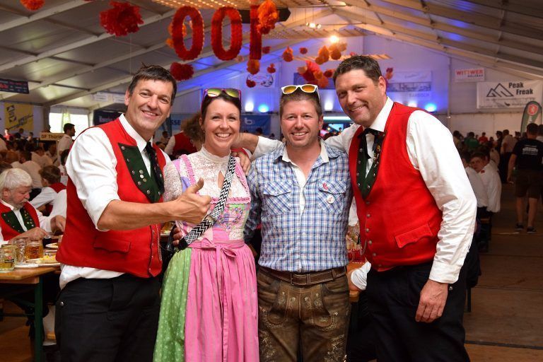 Tilbert Fitsch (l.) und Martin Rudigier (r., beide Bürgermusik Gaschurn-Partenen) mit ihren Festführern Julia und Roman Sandrell (Brunellawirt)