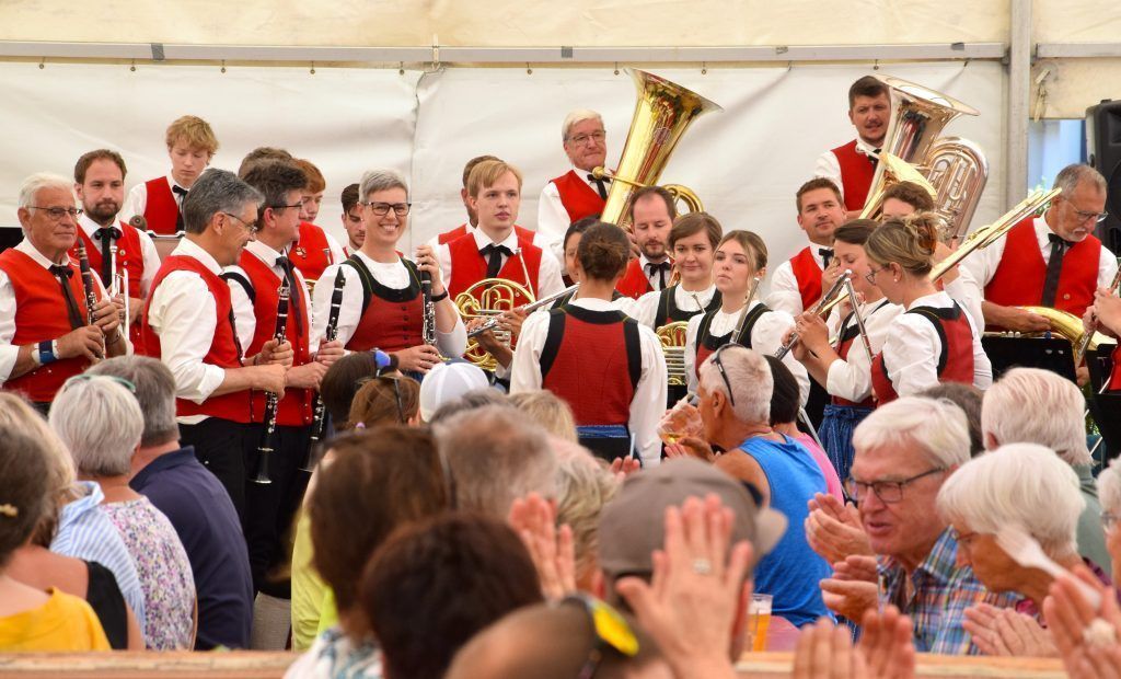 Alle Gläser hoch hieß es beim Gantschierner Weinfest