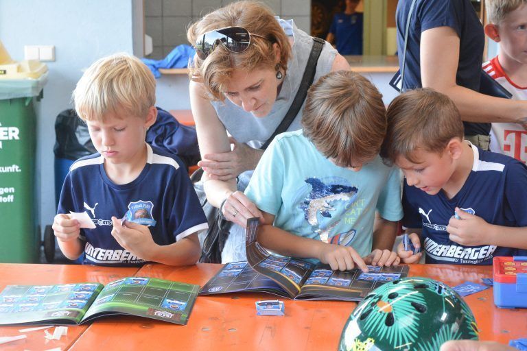 Bei der ersten Tauschbörse der FC-Sticker wurden die Kinder fündig und konnten die noch fehlenden Karten in ihr Heft einkleben.