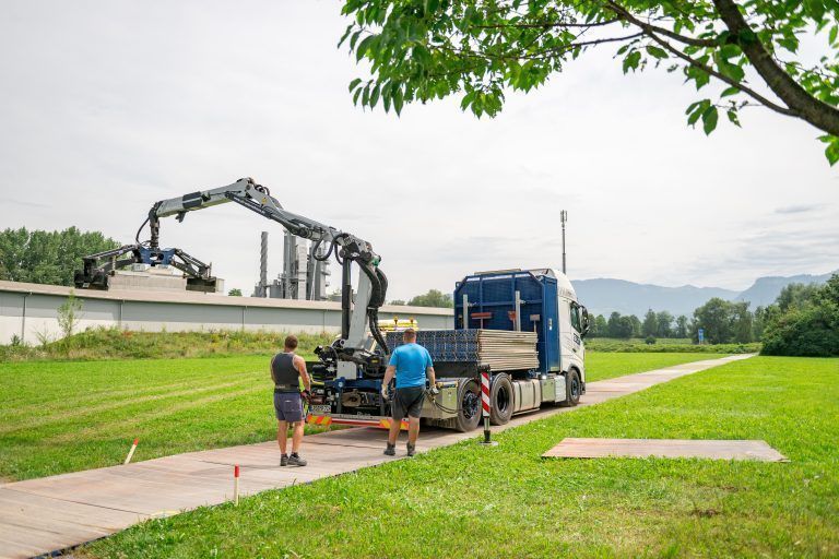 Die ersten Lkw rollen bereits über das Festivalgelände. 