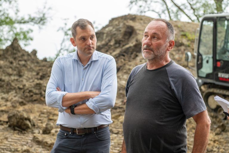 Bürgermeister Andreas Kresser mit Landesgeologe Walter Bauer, der mittlerweile in Pension ist, als Experte aber immer noch zur Verfügung steht.