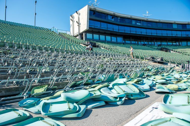 Fast 7000 Stühle wurden abgerissen und durch neue ersetzt. <br>