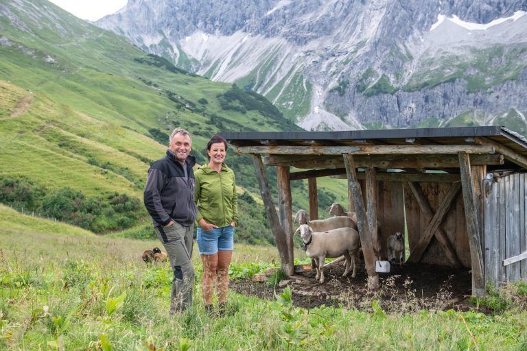 Artur Köb mit der „diensthabenden Hirtin“ der Hirtenschutzhütte auf der Alpe Schadona, Antoinette Moosbrugger. VN/Rhomberg