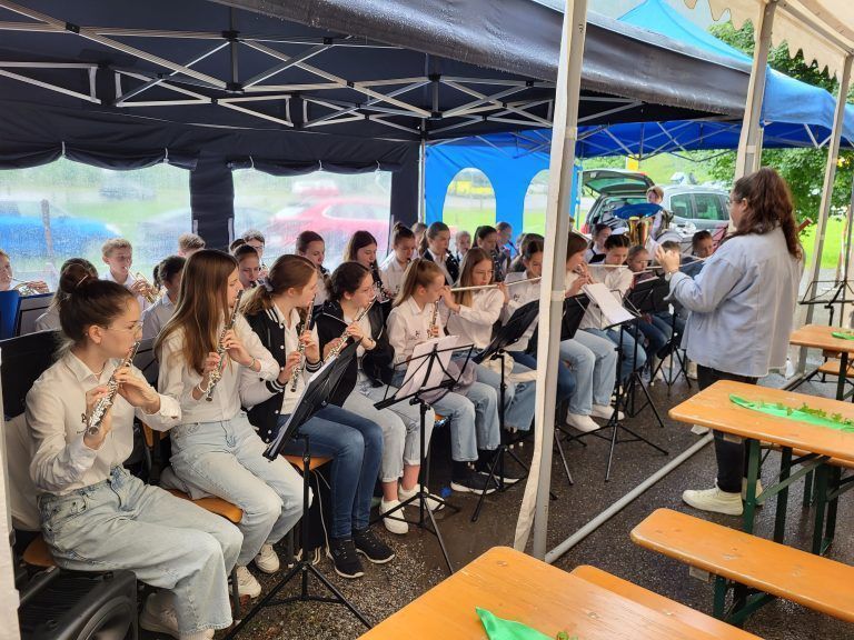 Im kleinen Festzelt vor dem Haus fand ein gemütlicher Frühschoppen mit der Jungmusik Au „d'Feodoroblausar“ statt.