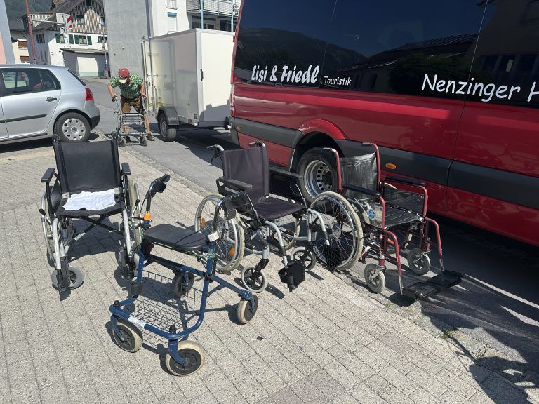Die Rollatoren und Rollstühle mussten mit einem Anhänger transportiert werden, die Logistik so eines Ausflugs bildet eine eigene Herausforderung.