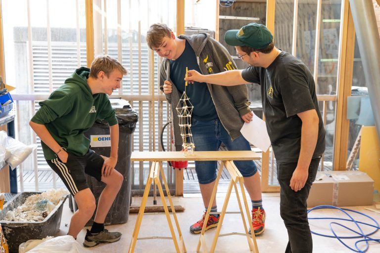 Architektur traf auf Handwerk: Es wurden angeregte Diskussionen über die Verbindung zwischen Architekten und Handwerkern geführt, was die angehenden Handwerkerinnen und Handwerker begeisterte.