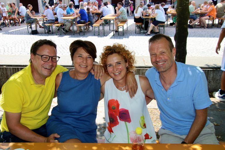 Vizebürgermeister Stefan Fischnaller (l.) mit Conny und Gemeindevertreter Gerhard Achberger (r.) mit Carmen.