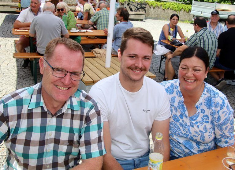 Feuerwehrkommandant Markus Schupp (l.) mit Annemarie und Lukas.