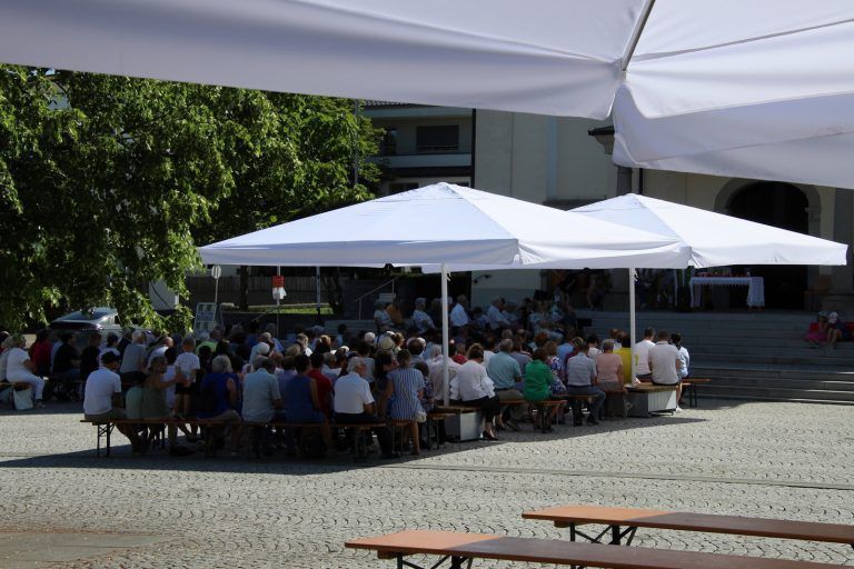 Die Schattenplätze waren bei den tropischen Temperaturen gefragt.