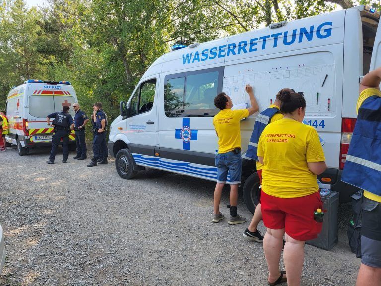 Auch Rote Kreuz stand auf Abruf am Ufer bereit. <span class="copyright">Wasserrettung Vorarlberg</span>