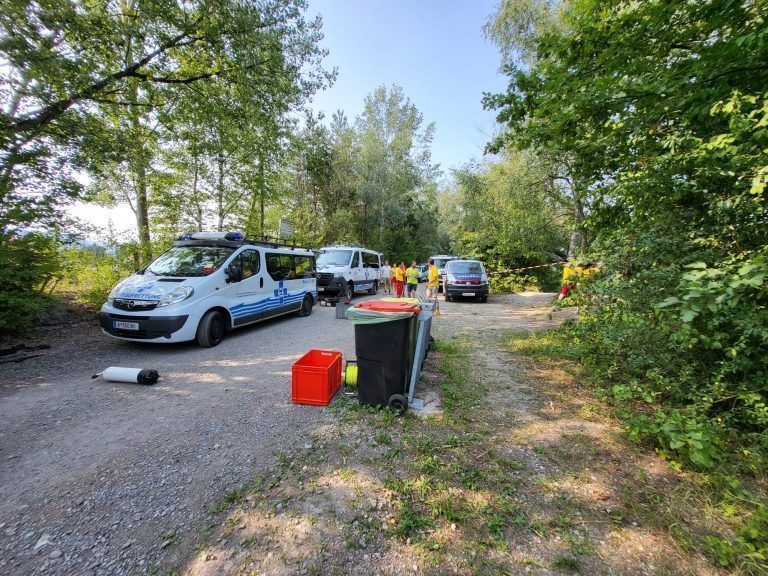 Im Einsatz standen 49 Einsatzkräfte der Wasserrettung, davon 21 Taucher, mit neun Einsatzfahrzeugen und Hochwasserbooten, sowie Einsatzkräfte des Roten Kreuzes und der Polizei.