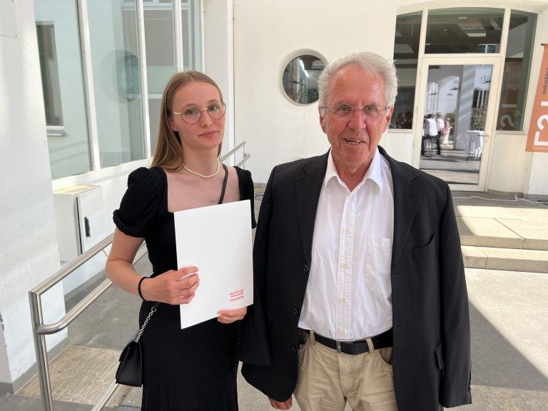 Enkelin Emma Lampert mit dem damaligen Initiator Günter Lampert.