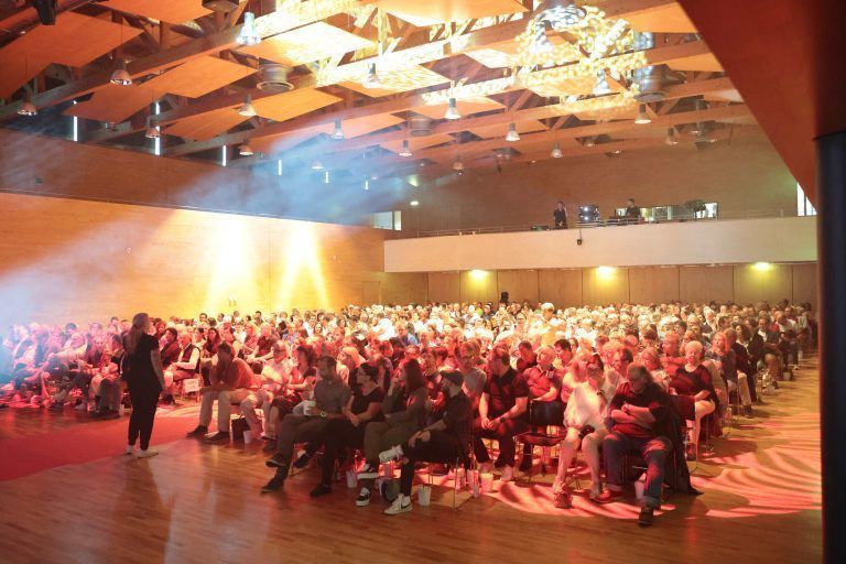 Der Saal war bis auf den letzten Platz gefüllt.