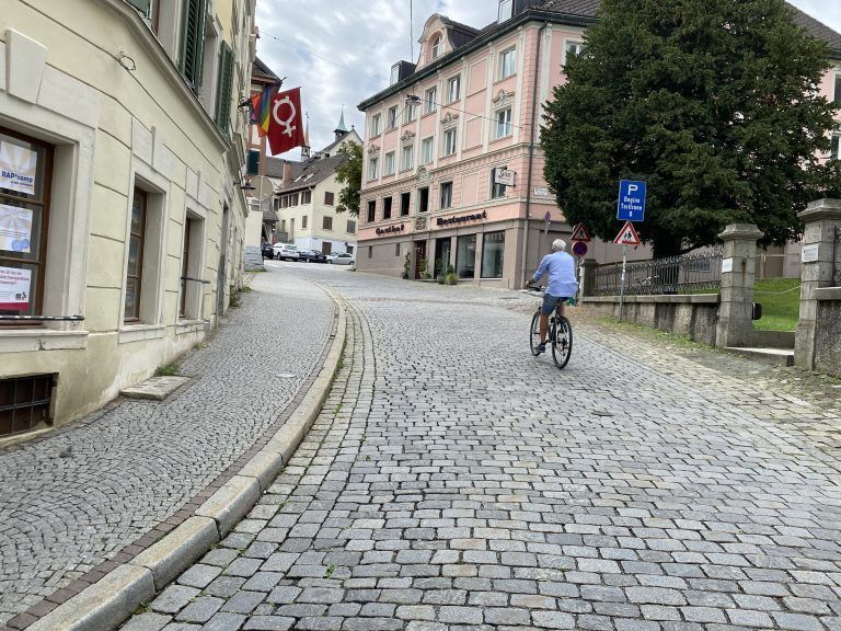 Die Straße erschwert Menschen mit Handicap den Zugang zum Verein. <span class="copyright">vn/pem</span>