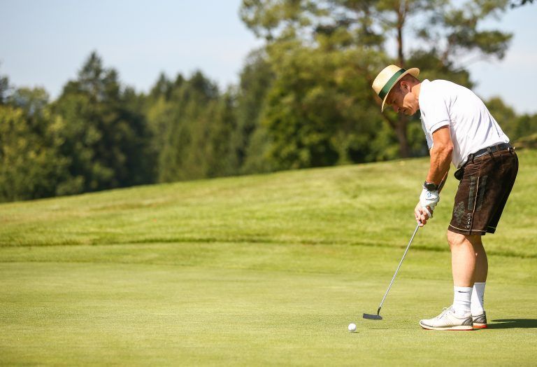 Ob auf dem Golfplatz . . .