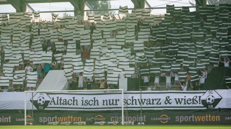Die Altacher Fanszene protestierte bei Heimspielen öfters gegen das Gelb im Klublogo und als Dressfarbe. <span class="copyright">gepa</span>
