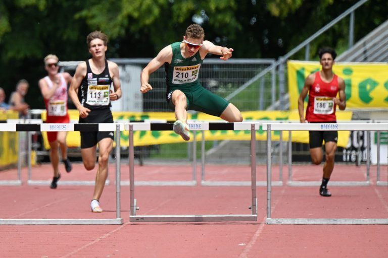 Lokalmadator Loenhard Elbs (r.) verpasste über 400 m Hürden als Vierter knapp den Sprung in die Medaillenränge.<span class="copyright">GEPA</span> 
