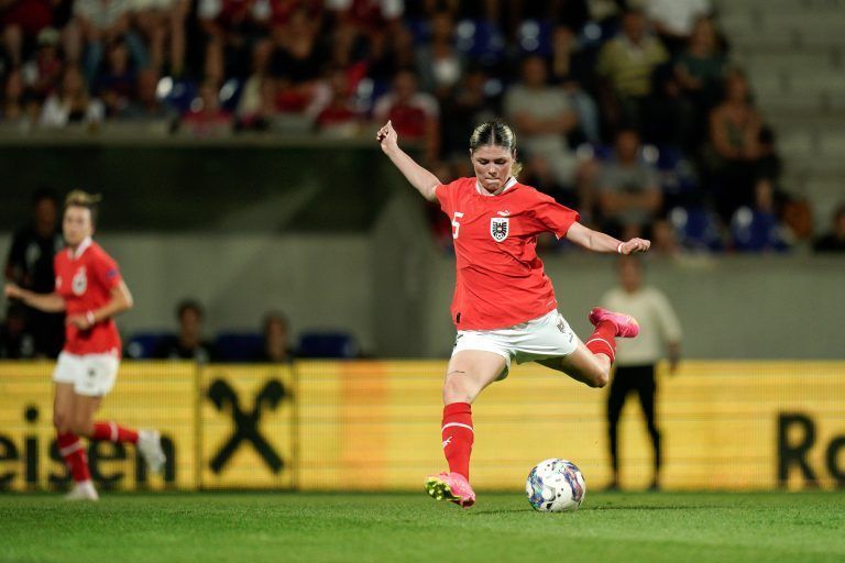 Das Fußball-Frauenteam mit Eileen Campbell (Bild) und Linda Natter kann sich über die neue Nations League für Paris qualifizieren. <span class="copyright">GEPA</span>