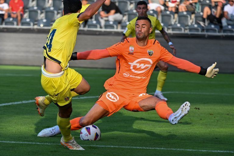 Altach-Goalie Dejan Stojanovic rettet gegen Villarreals Manu Trigueros. <span class="copyright">gepa</span>