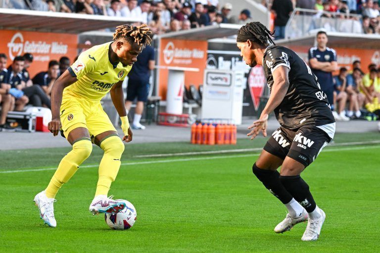 Nosa Edokpolor im Duell mit Samuel Chukwueze. <span class="copyright">gepa</span>