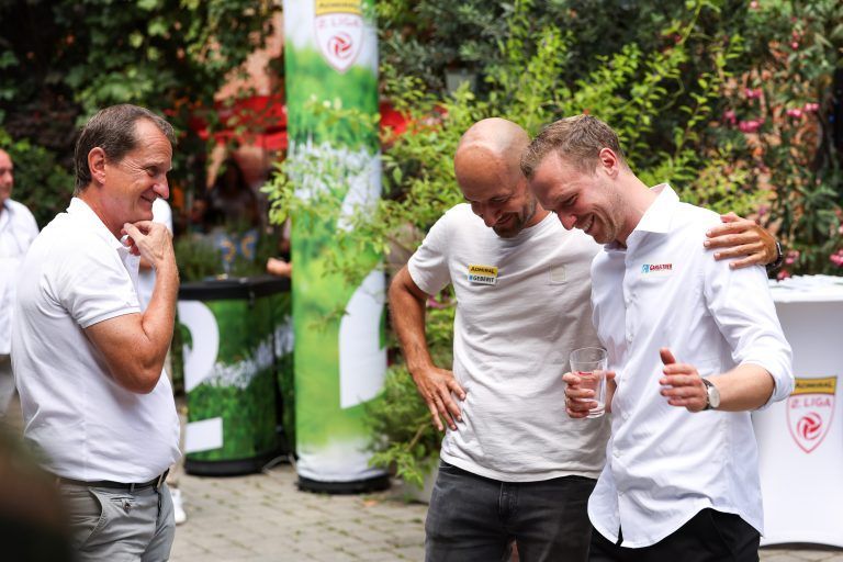 Janeschitz im Gespräch mit Trainerkollegen zweier 2.Liga-Top-Klubs: Stephan Helm (SKN St. Pölten) und Maximilian Senft (SV Ried). GEPA