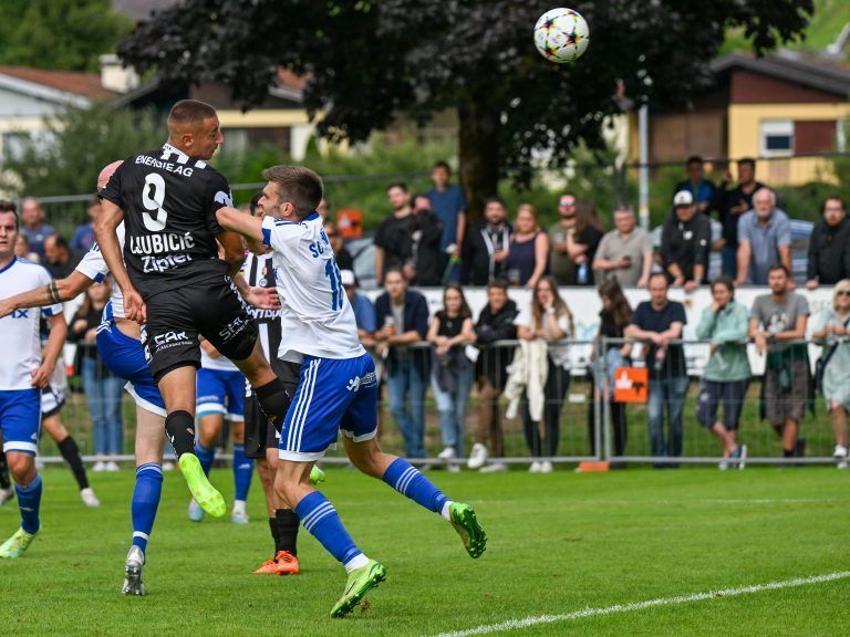 LASK-Spieler Marin Ljubicic setzt sich im Kopfballduell gegen den Röthner Livio Stückler durch.gepa/3