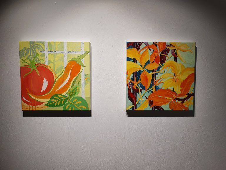Chili und Tomate, 2016, und Wilder Wein, 2010, Acryl auf Leinwand, je 50 x 50 cm.