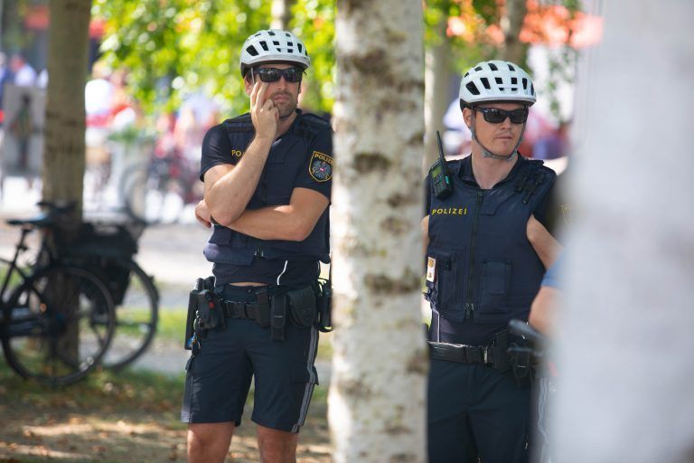 Eine Fahrradstreife am Rand der Eröffnung der Bregenzer Festspiele 2022, einem der sommerlichen Fixtermine für die Polizei Vorarlbergs. <span class="copyright">VN/Hartinger</span>