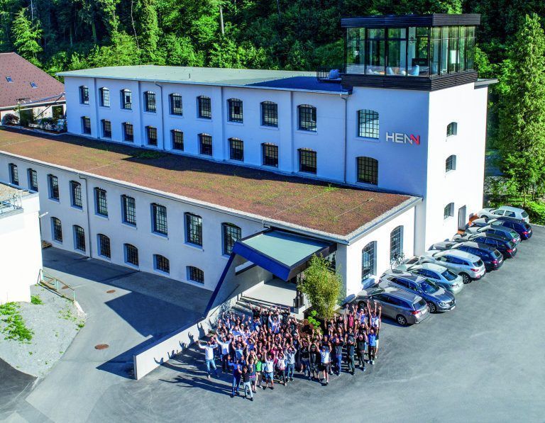 Hauptquartier der Henn Gruppe im Dornbirner Steinebach: Die Mitarbeiter sind offensichtlich auch mit ihrem Arbeitgeber zufrieden, der wiederholt als einer der besten Arbeitgeber ausgezeichnet wurde. <span class="copyright">FA</span>