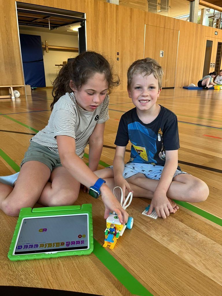Programmieren mit "Lego Spike Education" &amp; "Blue Bots" -  Kinder entdecken die Welt der Technik.