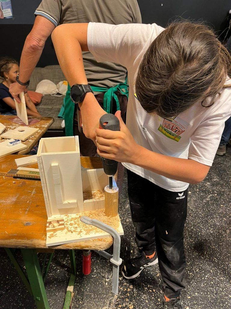 Auch mit Holz konnten die Kids auf dem Feriencamp experimentieren.