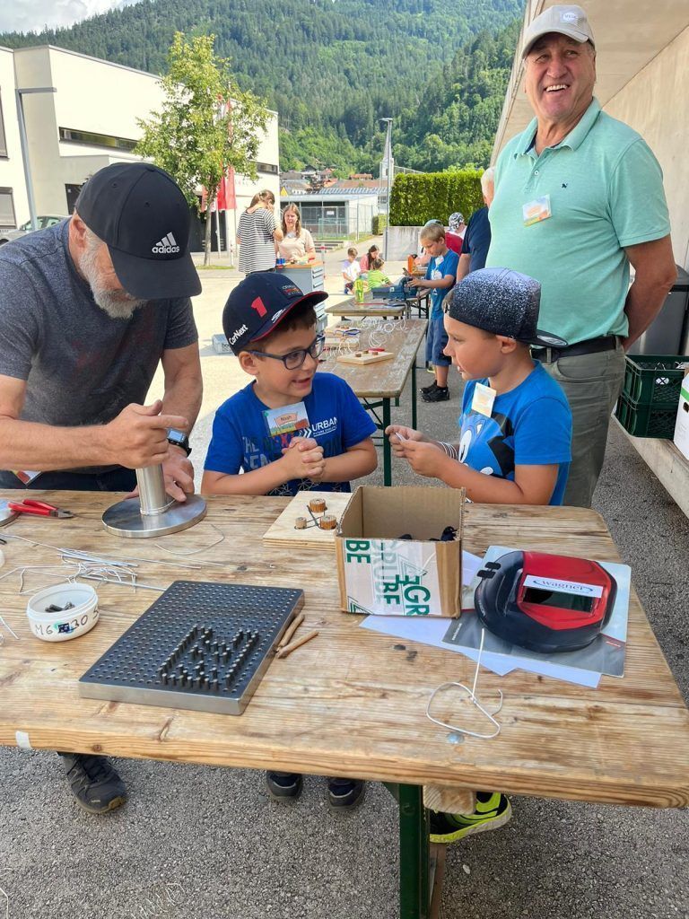 Von Klein auf wird Fingerfertigkeit und Konzentration trainiert.