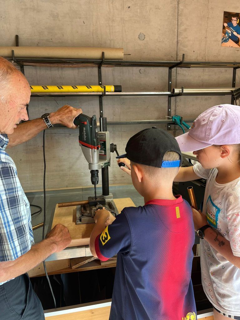 Handwerkskunst mit pensionierten Handwerkerfüchsen. Kinder lernen von den Experten.