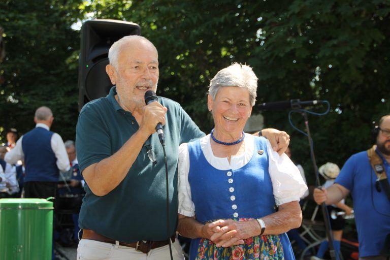 Wildpark-Präsident Wolfgang Burtscher und Kristl Moosbrugger von der Post in Lech.