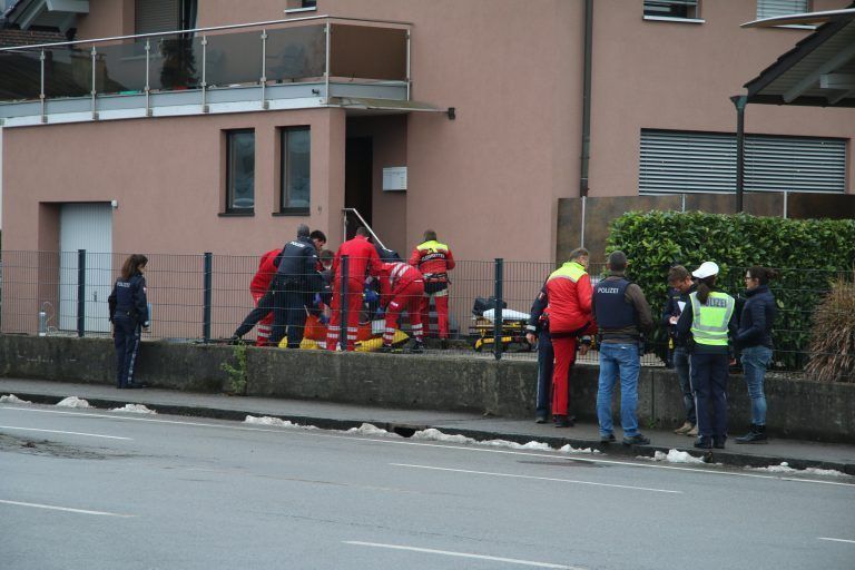 Die Frau lag reglos vor diesem Haus in Hohenems.