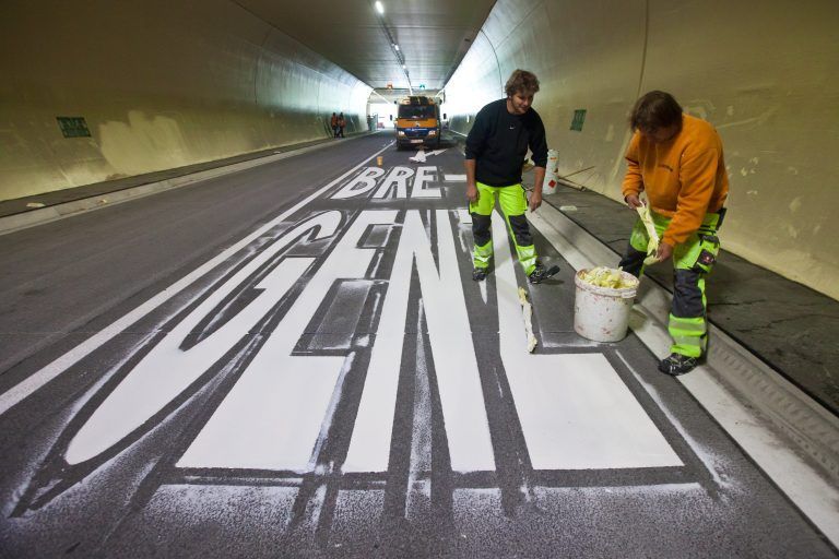 Die letzten Arbeiten knapp zwei Wochen vor der Fertigstellung der zweiten Röhre. 