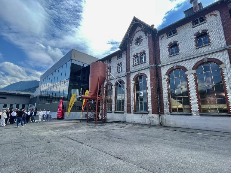 Neues und altes Betriebsgebäude.