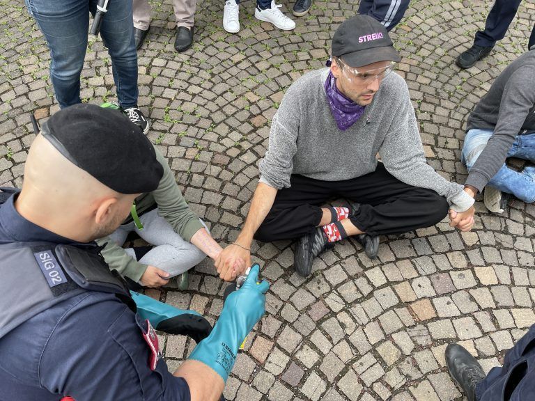 Die Polizei setzte bei der Demonstration einen Klebstoff-Entferner ein. Nach Ansicht der "Extinction Rebellion" sei dieser gesundheitsschädlich.<span class="copyright">VN/Werner</span>