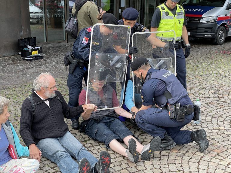 Die Polizei setzte Schilder und Schutzbrillen ein und begründete das mit dem Schutz der Demonstrierenden.<span class="copyright">VN/Werner</span>