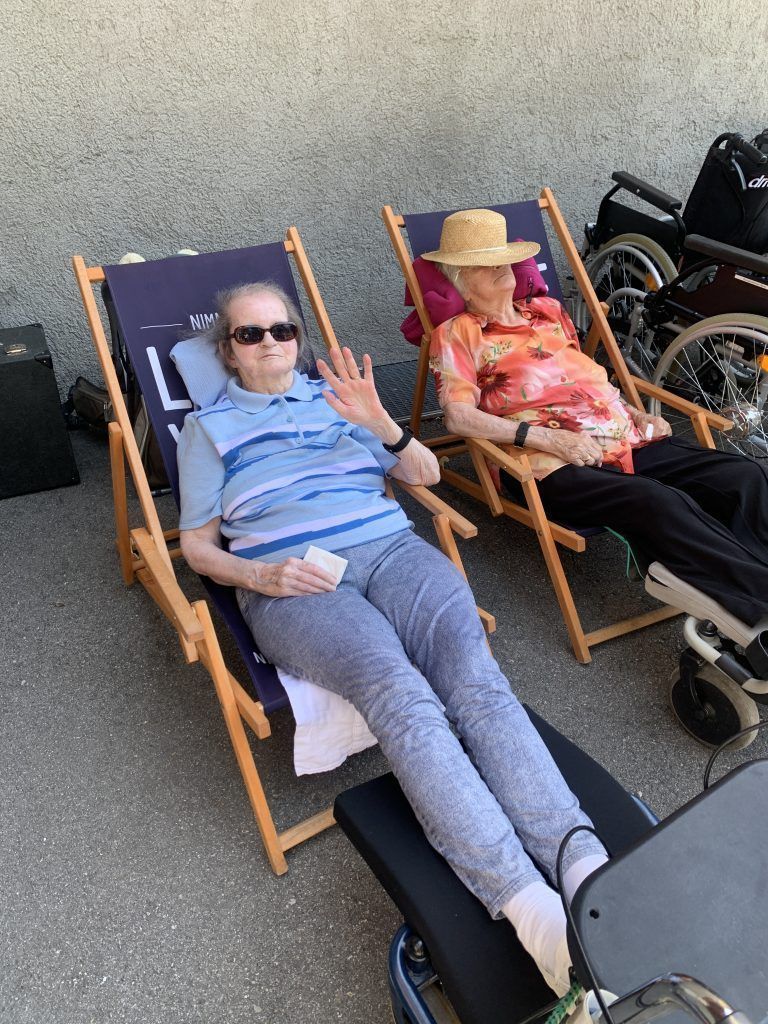 Ingrid Brandfellner und Rosa Schmiedle beim Mittagsschläfchen.