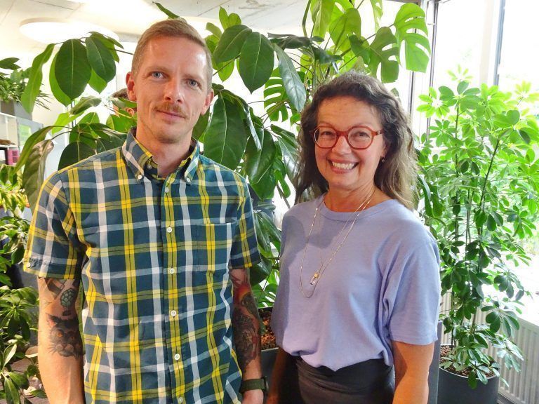 Der neue aha-GF Simon Kresser mit Monika Paterno, die 26 Jahre lang der Jugendeindrichtung mit viel Herzblut verbunden war.  <span class="copyright">cth</span>