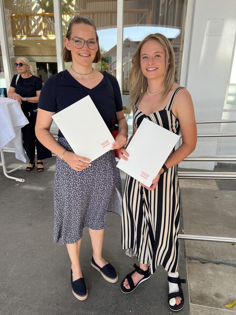 Katharina Flecker und Natalie Tschofen nahmen die Urkunde entgegen.