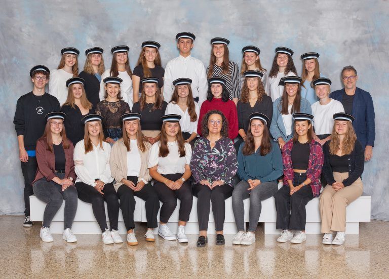 <strong>BAfEP Feldkirch, 5B:</strong> 1. Reihe (v. l.): Kiara Feurstein, Carolin Wachter*, Ella Klimesch, Florine Dreier, Dir. Mag.a Ilse Klima, Lena Sutter, Sarah Müller**, Lena Riedl; 2. Reihe (v. l.): Robin Schwarzhans, Laura Fischer, Simona Dicka, Johanna Erhart, Simone Stemer**, Leonie Kathan, Anna Matt**, Anna Burtscher, Leonie Küng*, KV Mag. Franz Koschar; 3. Reihe (v. l.): Magdalena Matt, Johanna Sieber, Anna Voltolini, Mona Pfefferkorn*, Sandro Kemter, Laura Bolter, Lisa Burtscher**, Marie Mangeng**, Angelina Almberger*; nicht auf dem Bild: Lara Sagmeister*.