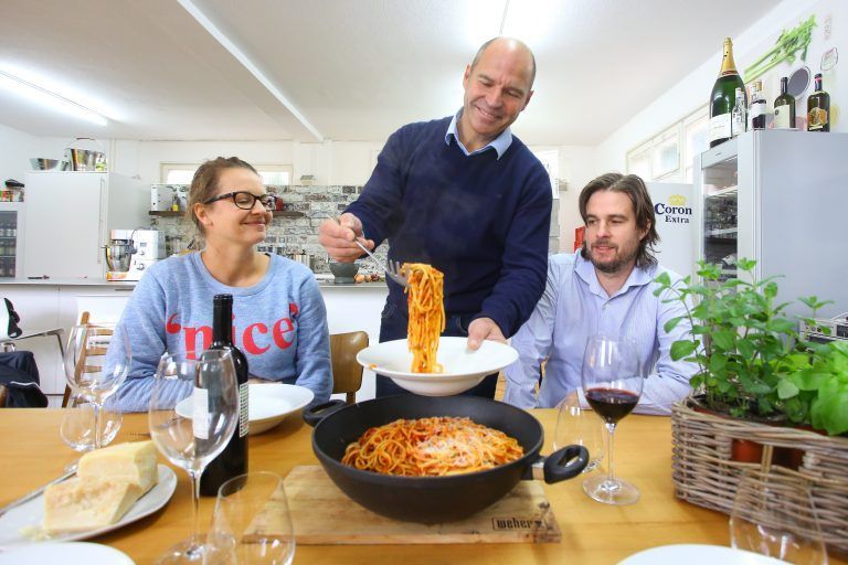Marc Girardelli serviert Spaghetti. Kochen gehört mittlerweile zu seinen liebsten Hobbys. <span class="copyright">Bh</span>