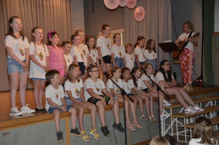 Beim Jubiläumskonzert gaben die Kinder auf der Bühne ihr Bestes und sangen mit Leidenschaft. <span class="copyright">DOB</span>