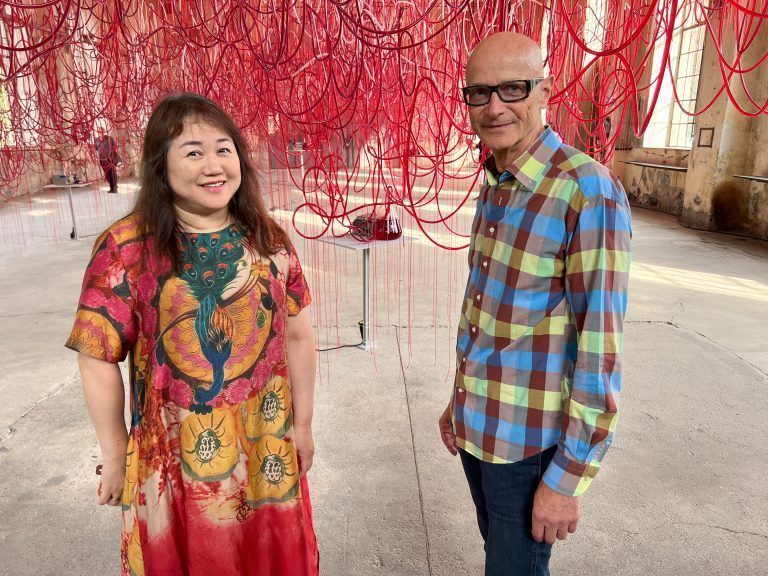Künstlerin Chiharu Shiota und Kunstraum-Direktor Thomas Häusle vor der beeindruckenden Installation „Who am I Tomorrow“. Franc