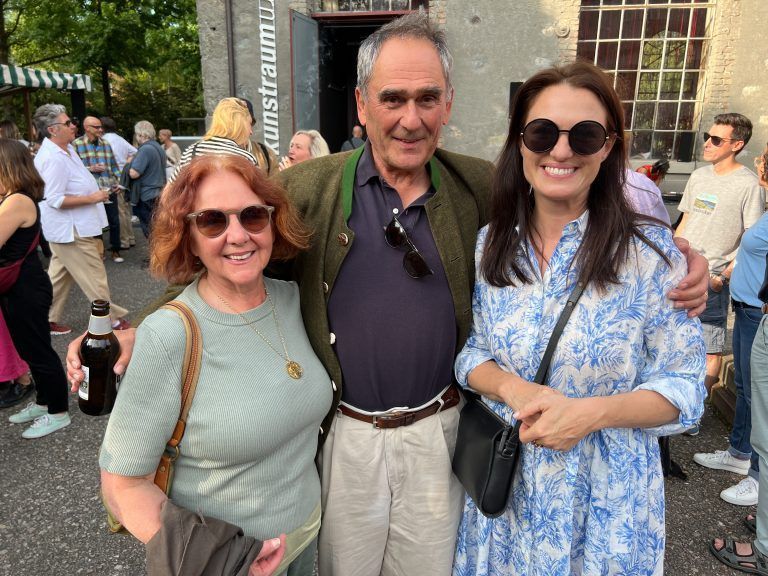 Künstlerin Marie Anne und Frank Jakob mit Verena Konrad.