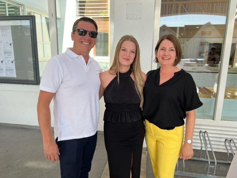 Leonie Wachter mit ihren Eltern Barbara und Karl.