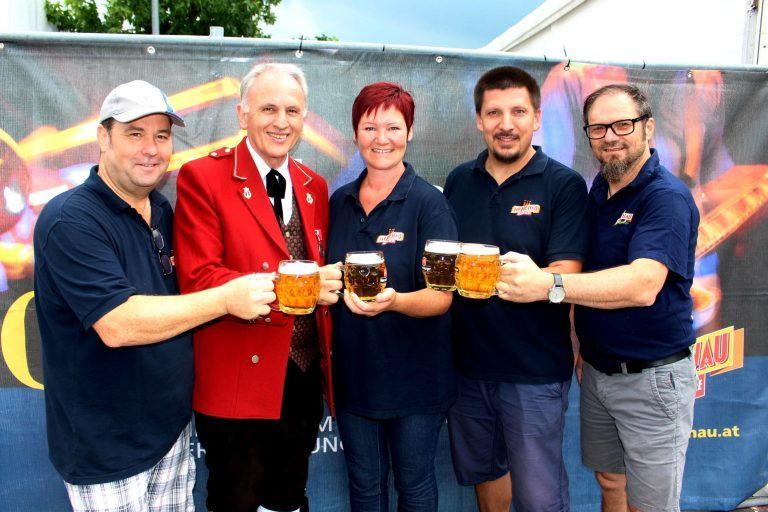 Die Lochauer Musikanten laden Jung und Alt zum traditionellen dreitägigen „Lochauer Dorffest“ in die überdachte Open-Air-Arena im Schulhof.