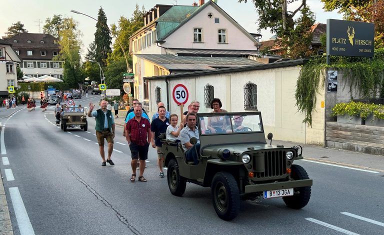 Das Lochauer Dorffest ist für alle Jahrgänger aus dem ganzen Leiblachtal eine willkommene Gelegenheit, sich in ihrem „Jubiläumsjahr“ zu treffen und miteinander in fröhlicher Runde diesen „runden Geburtstag“ zu feiern bzw. nachzufeiern.